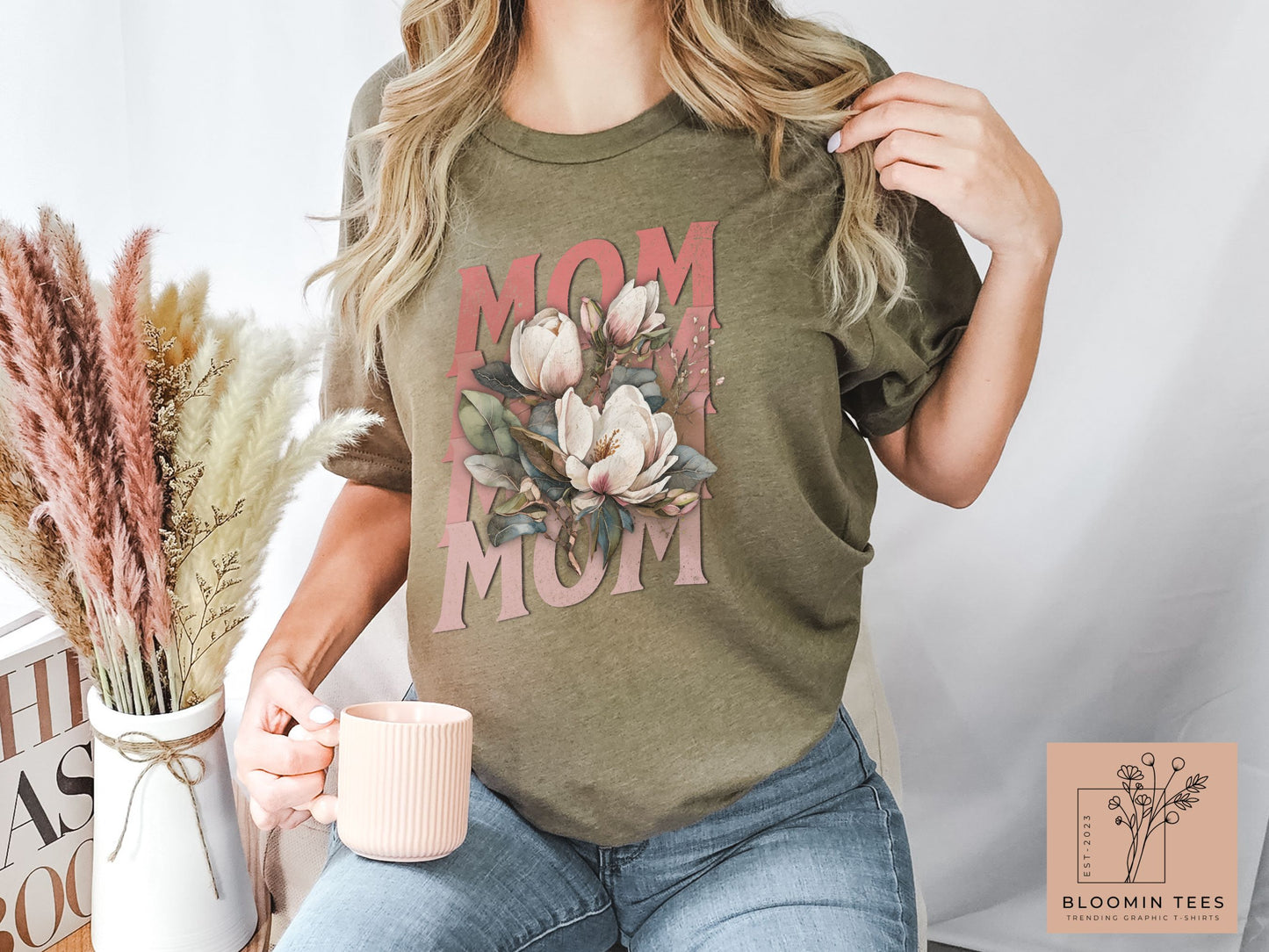 Mom Floral Graphic Tee, Vintage Style Graphic T-shirt, Mother's Day T-shirt, Simple Classic Tee for Mom, Mom Life